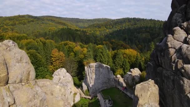 Αεροφωτογραφία κηφήνας του διάσημου κάστρου του Τουστάν. Ουκρανικό μεσαιωνικό γκρεμό-side μνημείο στο εθνικό πάρκο - Πλάνα, βίντεο