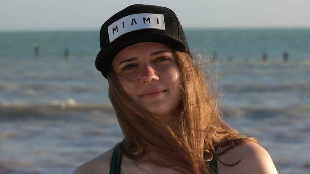 Portrait shot of a happy girl having a vacation in Miami - Foto, Imagem