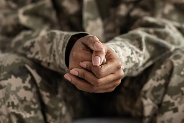 Mãos apertadas de mulher soldado preto em uniforme de camuflagem, tiro de close-up - Foto, Imagem