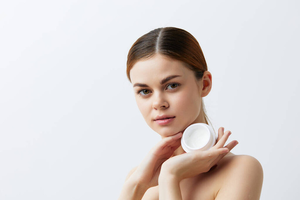 mooie vrouw lichaam crème poseren schone huid zorg aantrekkelijk look close-up Lifestyle - Foto, afbeelding