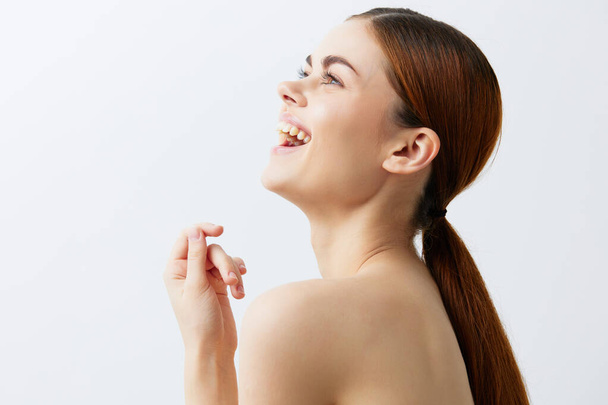 hezká žena usmívající se žena holá ramena čistá kůže šarm světlo pozadí - Fotografie, Obrázek