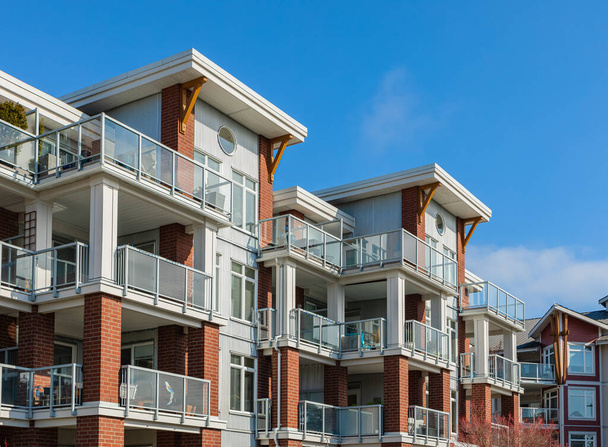 Edificio de apartamentos a estrenar en un día soleado en Vancouver BC, Canadá. Arquitectura residencial moderna canadiense. Nadie, foto de la calle, vertical-12 de marzo, 20222 - Foto, imagen