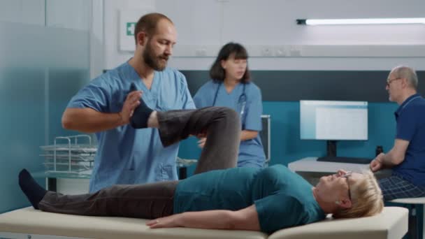 Doktor kasları germek için bacak kaldırma prosedürünü kullanıyor - Video, Çekim