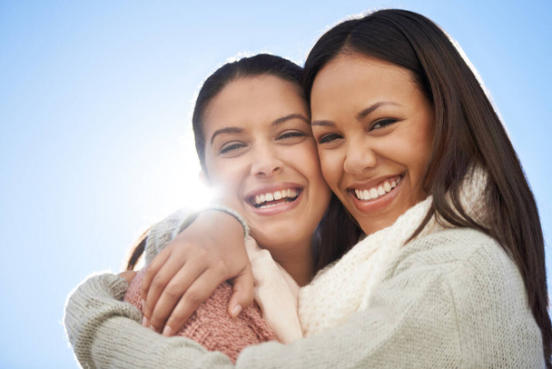 Friends until the end. Two young women smiling happily at the camera. - Foto, Imagen
