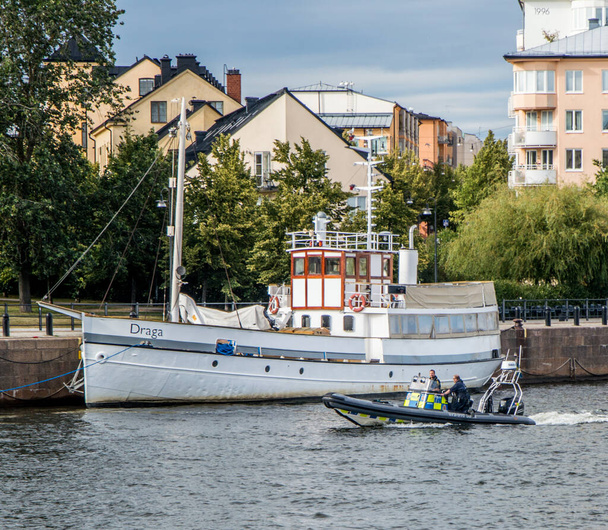 Poliisivene partioimassa Tukholman keskustassa, Ruotsissa. - Valokuva, kuva