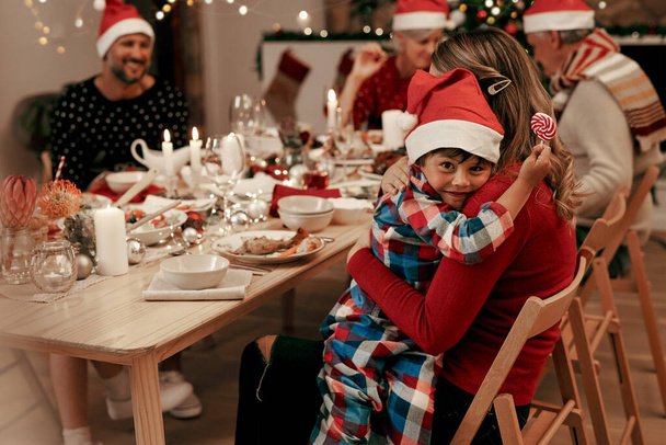 Toda a família está feliz. Tiro cortado de uma família alegre jantando juntos na véspera de Natal em casa. - Foto, Imagem