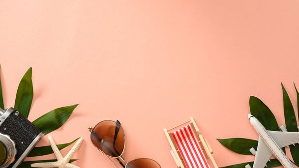 Літній пляж подорожує святковим фоном рожевим з аксесуарами та копіює простір для монітора вашого продукту або тексту. вид зверху
 - Фото, зображення