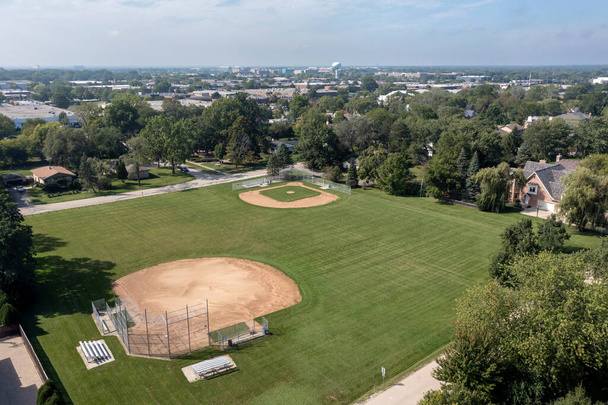 Vista aérea de los campos de basebal cerca de un barrio residencial suburbano en Northbrook, IL. Estados Unidos - Foto, Imagen