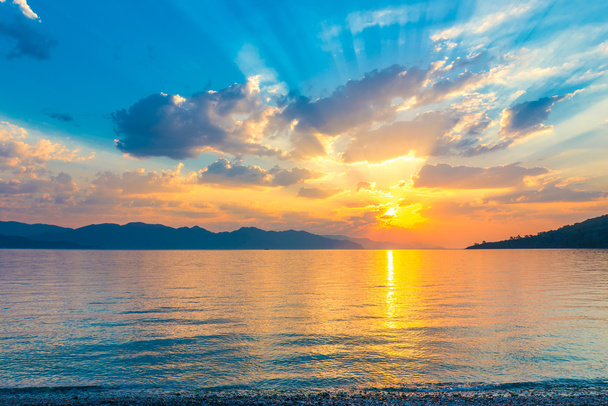 belo nascer do sol cênico sobre o mar Egeu tranquila
 - Foto, Imagem