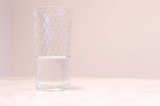 Glass embossed glass with fresh water - Φωτογραφία, εικόνα