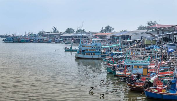 The fresh fish market bridge is the port of the seafood market and a lot of fishermen and fishing boats. - Foto, Imagem