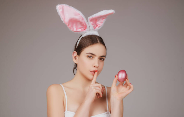 Egg hunt. Sexy bunny girl with easter egg. Sensual woman in rabbit ears. - Foto, afbeelding