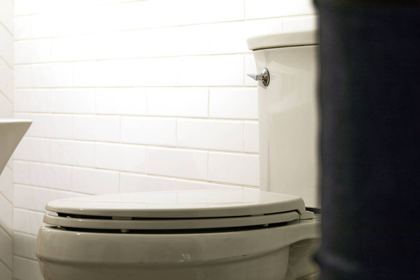 Witte badkamer toilet met tegelachtergrond en kopieerruimte - Foto, afbeelding