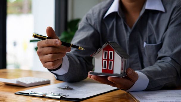 Immobilienbüros, Hausverkäufer, erledigen Formalitäten und berechnen Zinsen. Steuern und Gewinne auf Immobilieninvestitionen und Hauskäufe - Foto, Bild