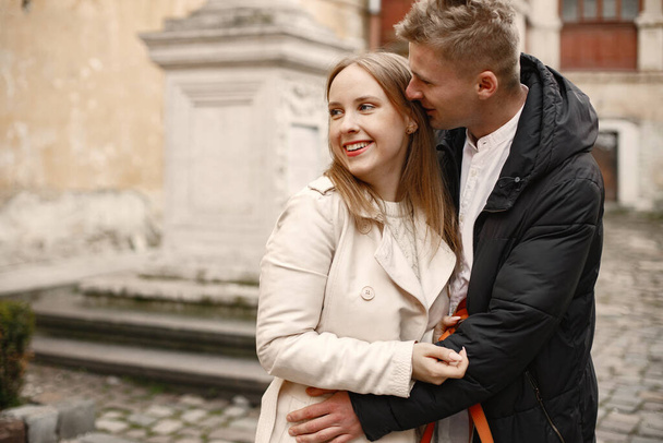 Pareja romántica abrazándose y besándose en la calle del casco antiguo - Foto, imagen