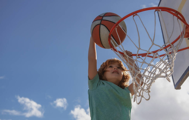 Basketball kid player running up and dunking the ball. - Foto, imagen