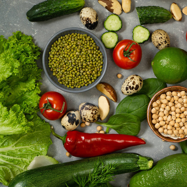 Sağlıklı beslenmek için avokado, nohut, fındık ve otlu taze sağlıklı sebzeler. Lifli ve sebze proteinleriyle dengeli bir diyet. - Fotoğraf, Görsel