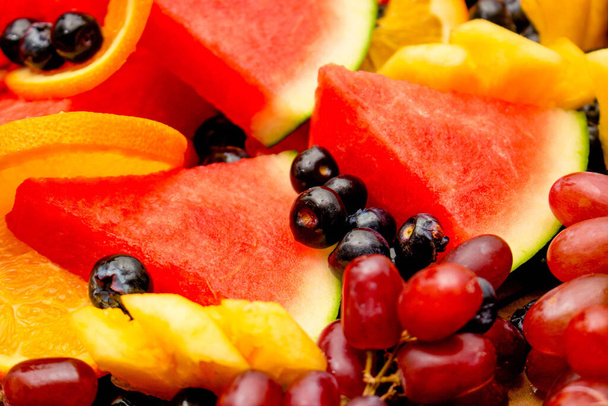 Φρέσκα φρούτα έννοια, Υγιή μείγμα ανάμικτα φρούτα αποτελούνται από τροπικά φρούτα και μούρα ως φόντο. - Φωτογραφία, εικόνα