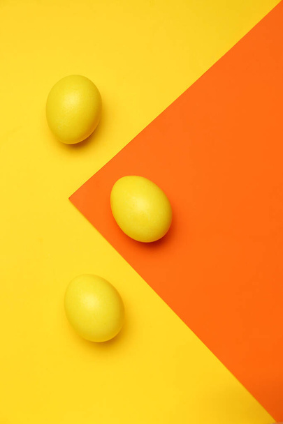 Tre uova di Pasqua gialle su sfondo di colore - Foto, immagini