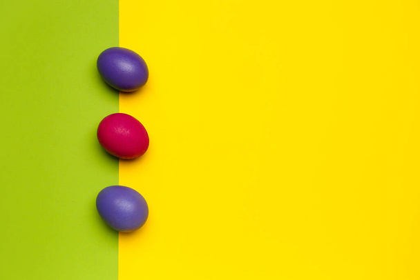 Renkli arka planda üç tane boyanmış Paskalya yumurtası - Fotoğraf, Görsel