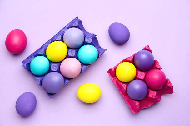 Titulares con huevos de Pascua pintados sobre fondo de color - Foto, imagen