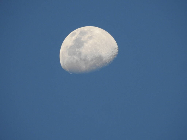 Close-up de bela meia lua em um fundo azul céu em Bangalore, Karnataka, Índia - Foto, Imagem
