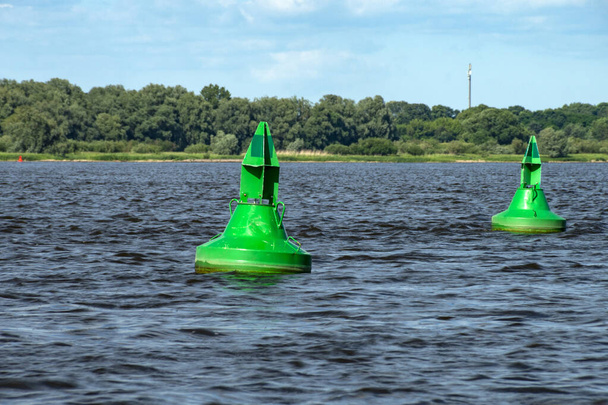 Vihreät poijut Elbe-joella Saksassa  - Valokuva, kuva
