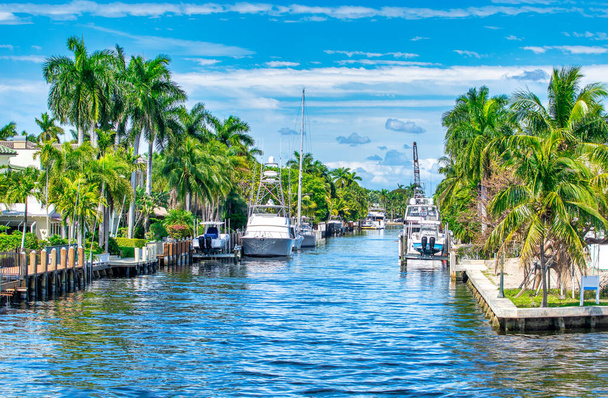 Fort Lauderdale, Florida. Güneşli bir kış gününde tekne ve binalarla şehir kanallarının güzel manzarası.. - Fotoğraf, Görsel