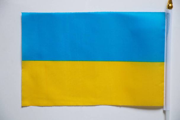 Keltainen ja sininen Ukrainan lippu taustana, lopettaa sodan ja rauhan Ukrainassa, rauhan kansalle ja vapauden - Valokuva, kuva