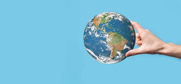 3D Erde Planet Globus in Mann, Frau Hand, Hände auf blauem Hintergrund. Umweltschutzkonzept. Elemente dieses von der NASA bereitgestellten Bildes. - Foto, Bild