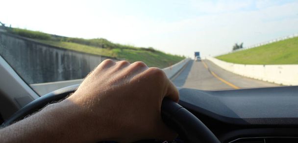 Homem dirigindo seu carro na estrada - Foto, Imagem