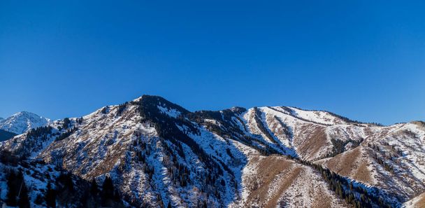 Invierno Valle de las montañas nevadas con sol en Ak Bulak, Almaty, Kazajstán, Asia - Foto, Imagen