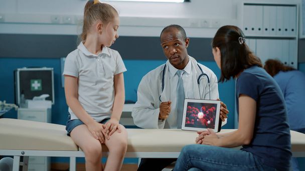 Medico afroamericano che punta all'animazione virale su tablet - Foto, immagini