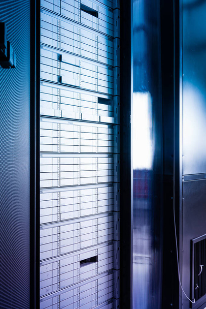 dentro do centro de hospedagem de dados servir racks preenchidos com discos rígidos usados para armazenamento de dados - Foto, Imagem