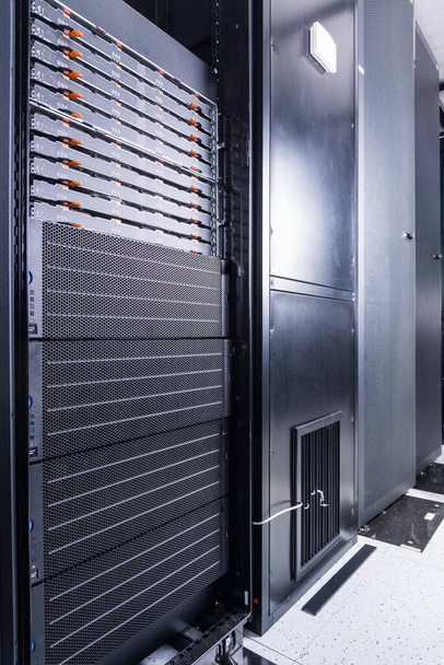 сервер з масивами жорсткого диска всередині хмарного центру даних
 - Фото, зображення