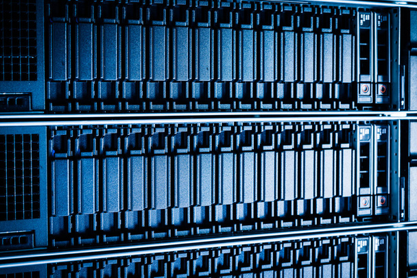 Riga di dischi rigidi utilizzati per la memorizzazione dei dati nel data center Internet - Foto, immagini