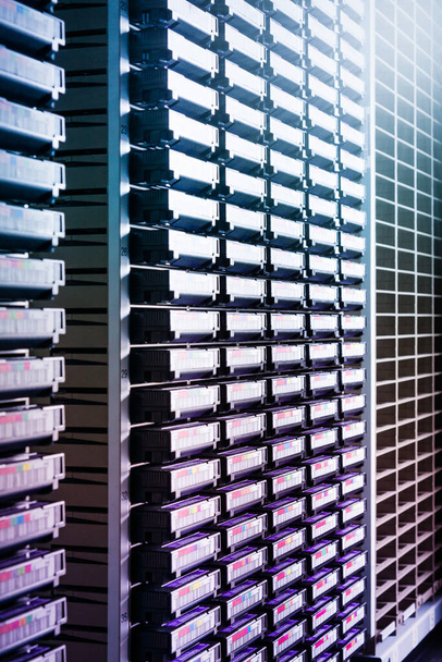 кластер жестких дисков, сложенных внутри шкафа хранения данных - Фото, изображение
