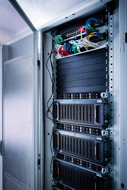 Tiro del centro de datos con bastidores de servidor - Foto, Imagen