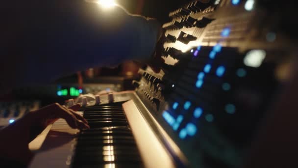 Las manos de un ingeniero de sonido hombre están presionando botones en la consola - Imágenes, Vídeo