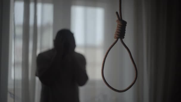 Депрессивный мужчина подумывает о самоубийстве - Кадры, видео