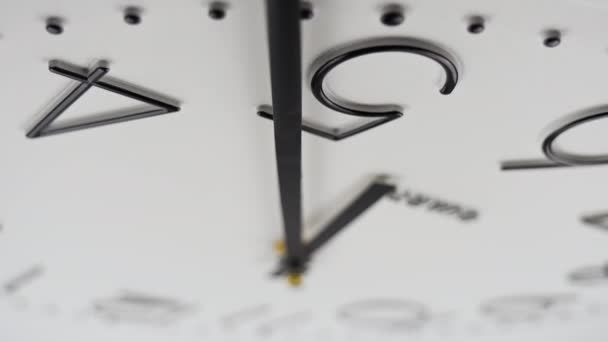 Ρολόι τοίχου χέρια σε κοντινό πλάνο - Πλάνα, βίντεο