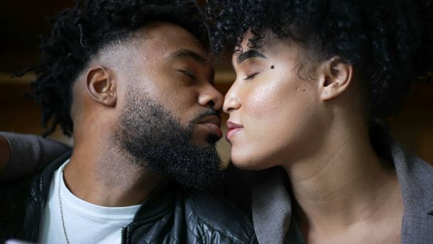Ein junges schwarzes Paar küsst sich leidenschaftlich - Foto, Bild