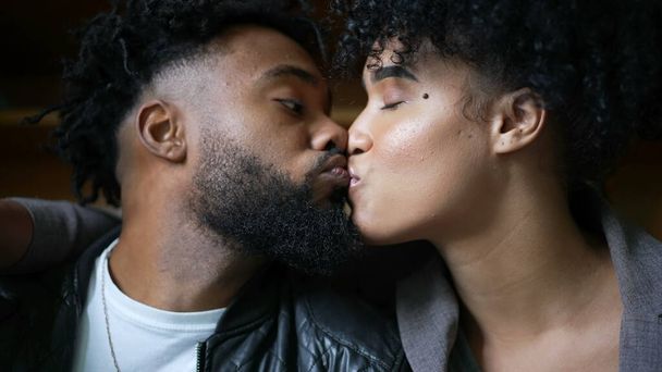 Молодая черная пара страстно целуется - Фото, изображение