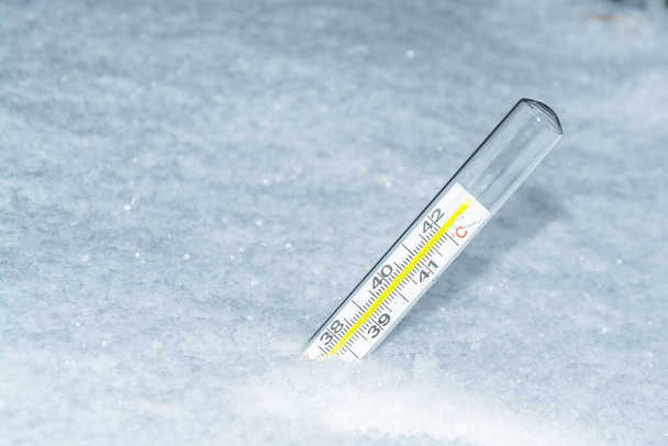 Measuring degrees with a thermometer. Thermometer in the snow. The cold weather - Fotoğraf, Görsel