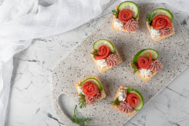 Tartlets with stuffing lying on a stone board. - Foto, Bild