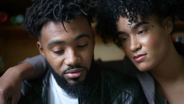 Africký pár čelí hypnotizován online obsahem - Fotografie, Obrázek