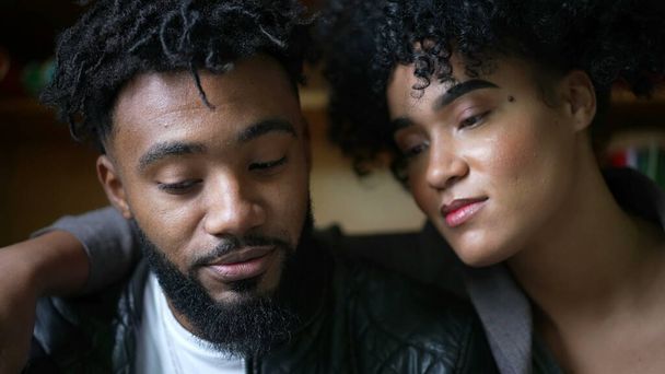An African couple faces hypnotized by online content - Foto, Imagen