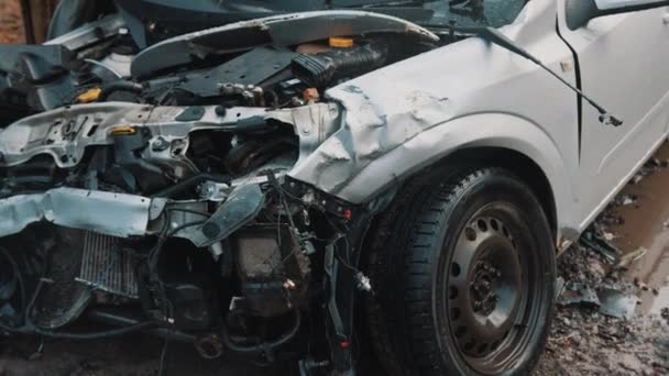Pára-choques dianteiro destruído de um carro de passageiros Varsóvia arredores Polônia - acidente de carro - Filmagem, Vídeo