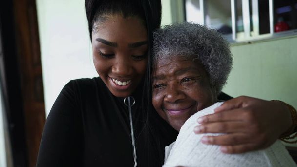 Una nieta adolescente abrazando a la abuela una chica negra abraza al abuelo - Foto, imagen