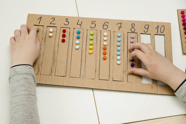 Insert a suitable strap with cotton balls into the designated cavity with the number. Pre-school education assistance for kindergartens. children learn the Montessori IQ early. Math task for baby. - Foto, Imagem